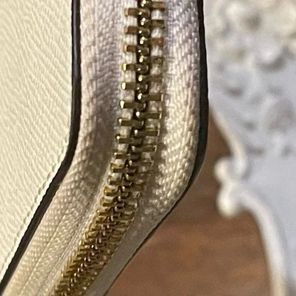 Coach Accordion White Refined Pebble Leather Zip Around Wallet - Picture 11 of 15